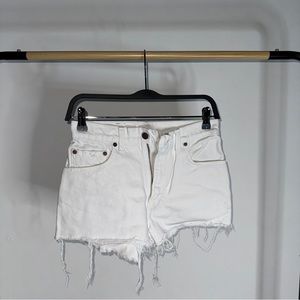 LEVI 550 White Shorts Size 24